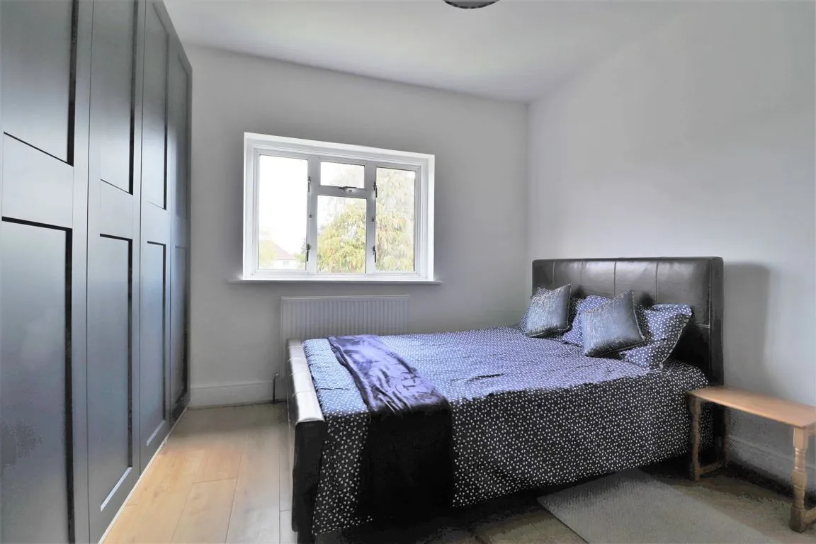Costons Lane, UB6, photo 6
