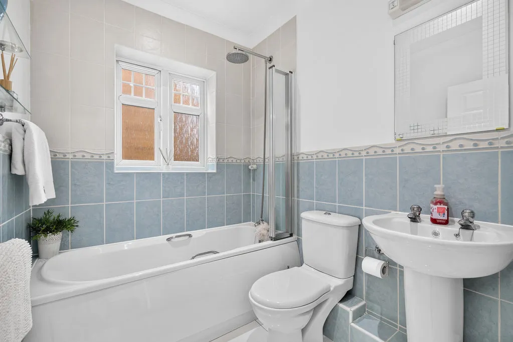 School Lane, Addlestone KT15 1TA, photo 17