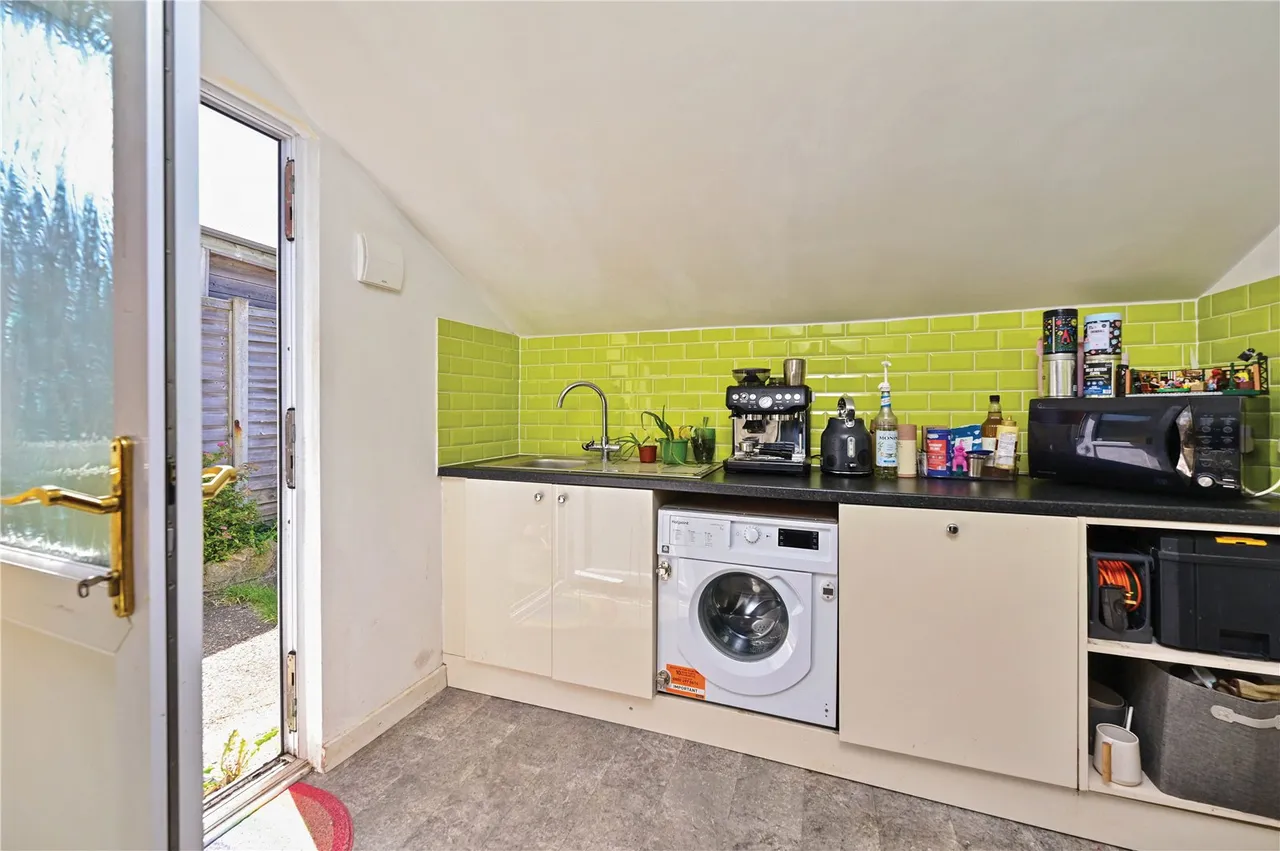 Ash Hill Road, Ash, Guildford, Surrey, GU12 5DN, photo 6