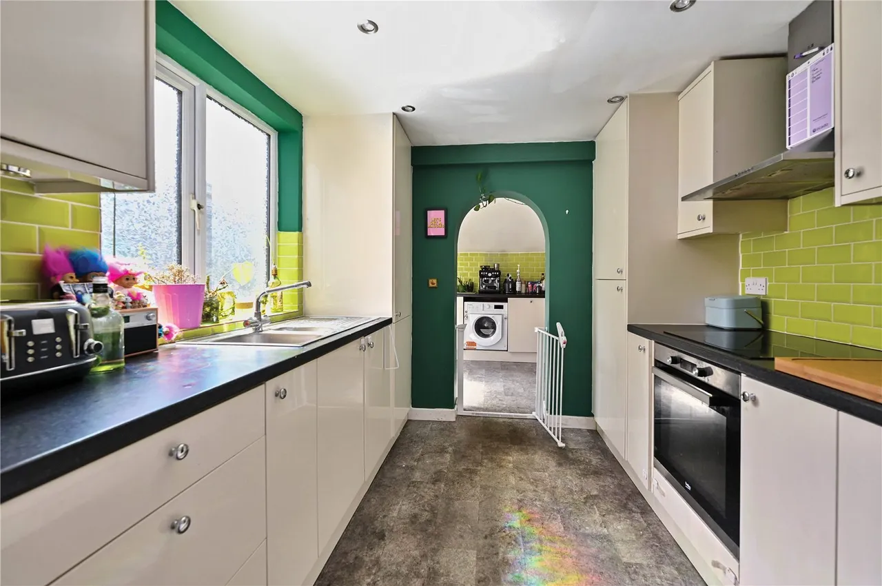 Ash Hill Road, Ash, Guildford, Surrey, GU12 5DN, photo 2