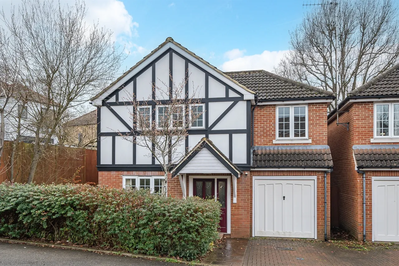 4 bed house for sale, Amber Close, County Gate, EN5