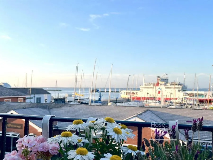 2 bed flat for sale, Medina Road, Cowes, PO31