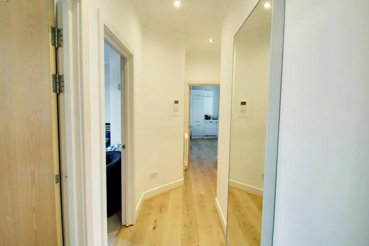 Bromells Road, SW4, photo 5