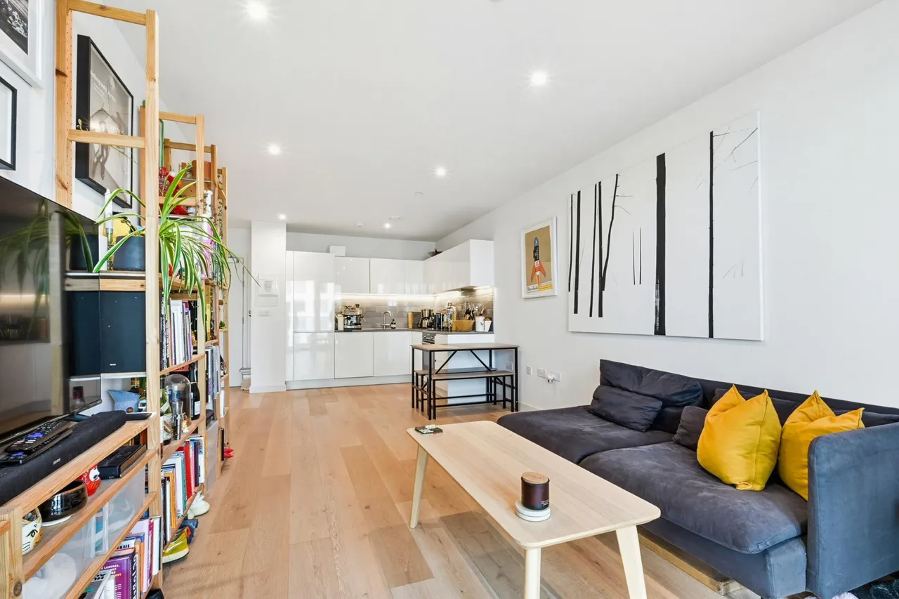 2 bed flat for sale, Marco Polo Tower, Royal Wharf, E16