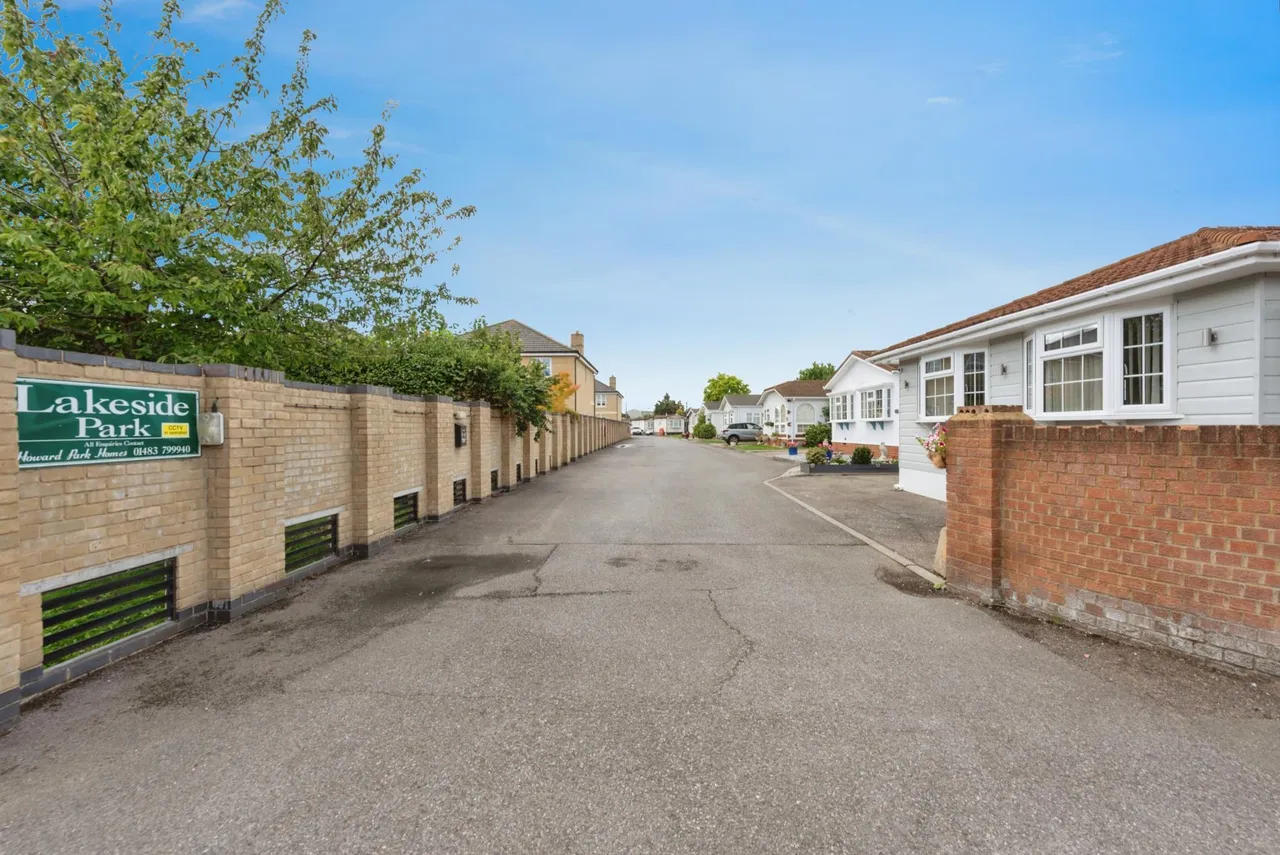 Mead Lane, Chertsey, KT16, photo 14