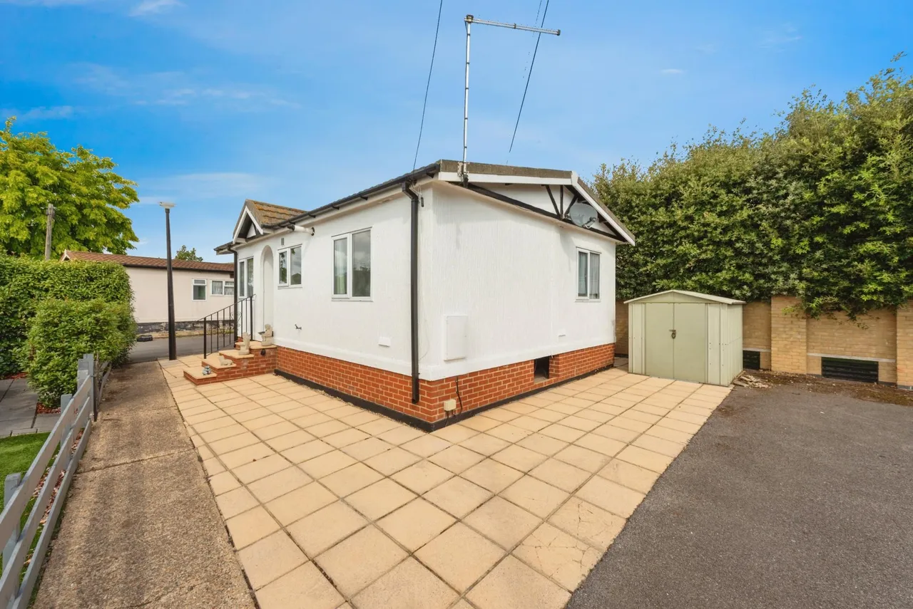 Mead Lane, Chertsey, KT16, photo 20