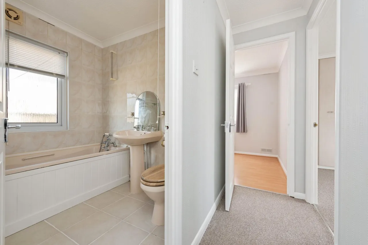 Mead Lane, Chertsey, KT16, photo 17