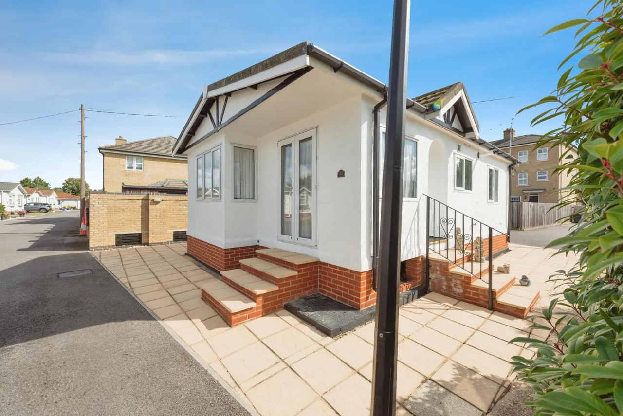 Mead Lane, Chertsey, KT16, photo 3