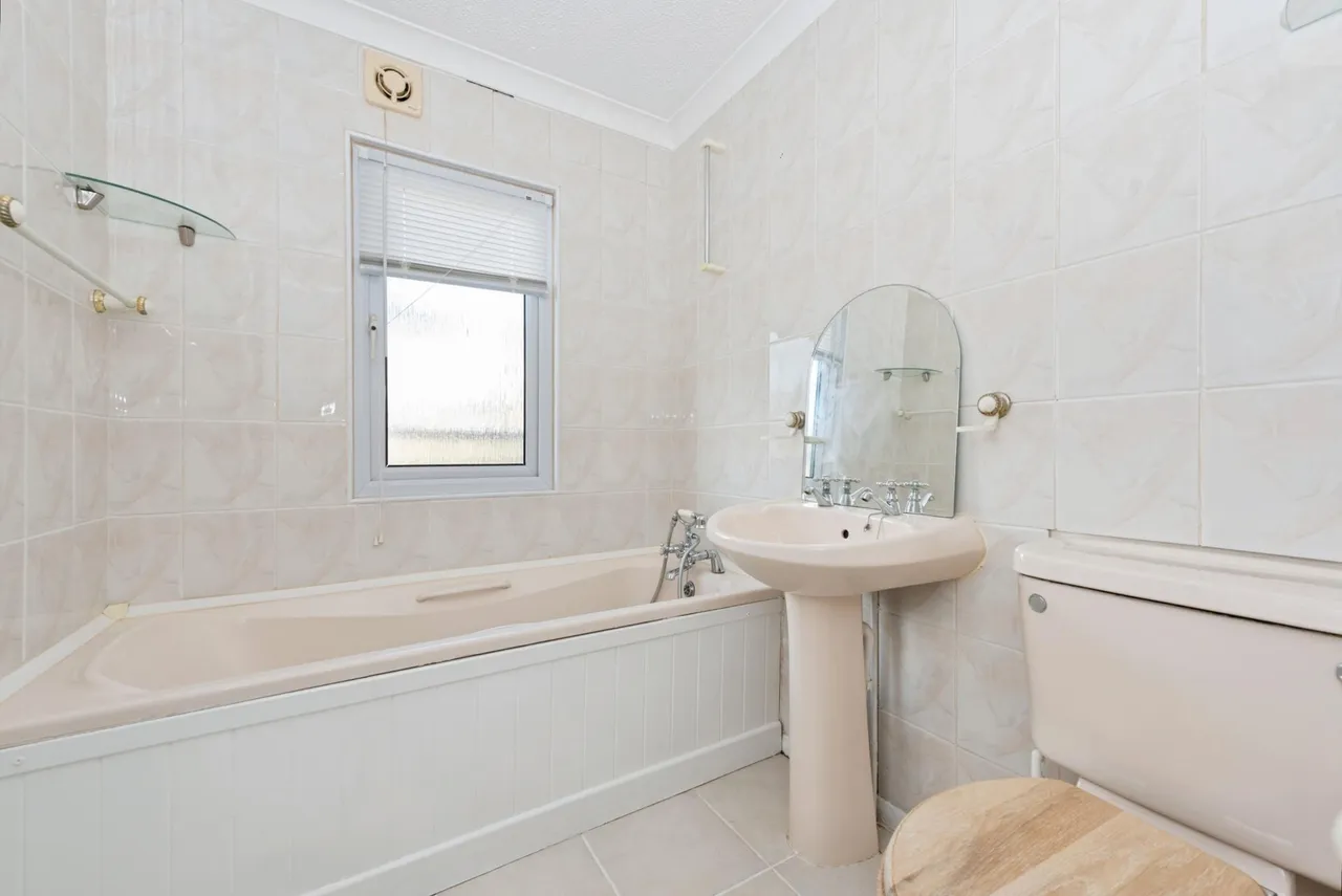 Mead Lane, Chertsey, KT16, photo 18