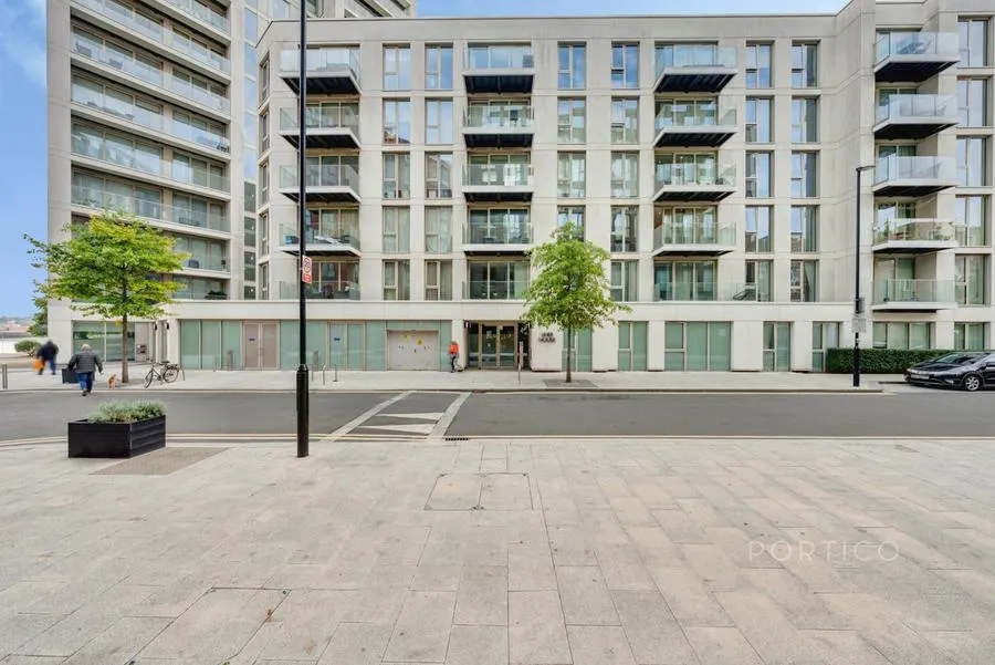 2 bed flat to rent, Admiralty Avenue, London, E16