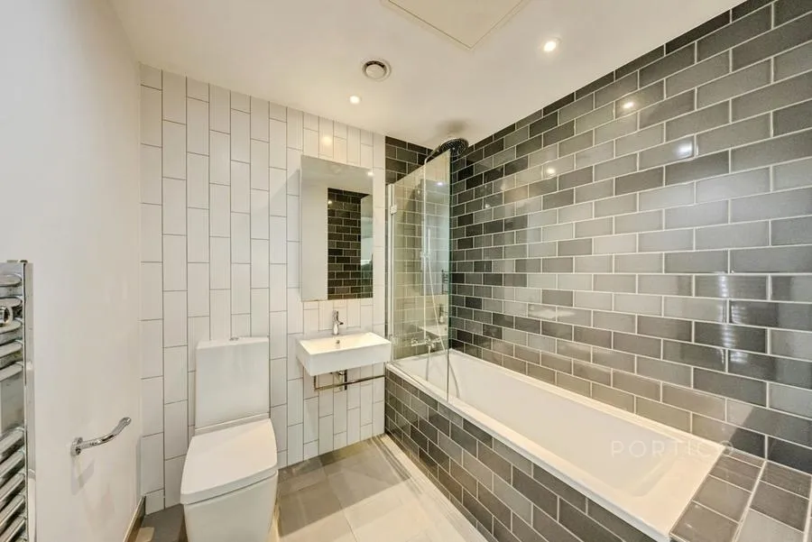 Admiralty Avenue, London, E16, photo 18
