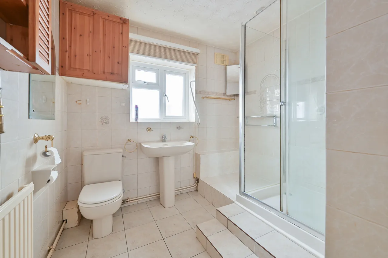 5 Clarks Mead, Bushey, photo 12