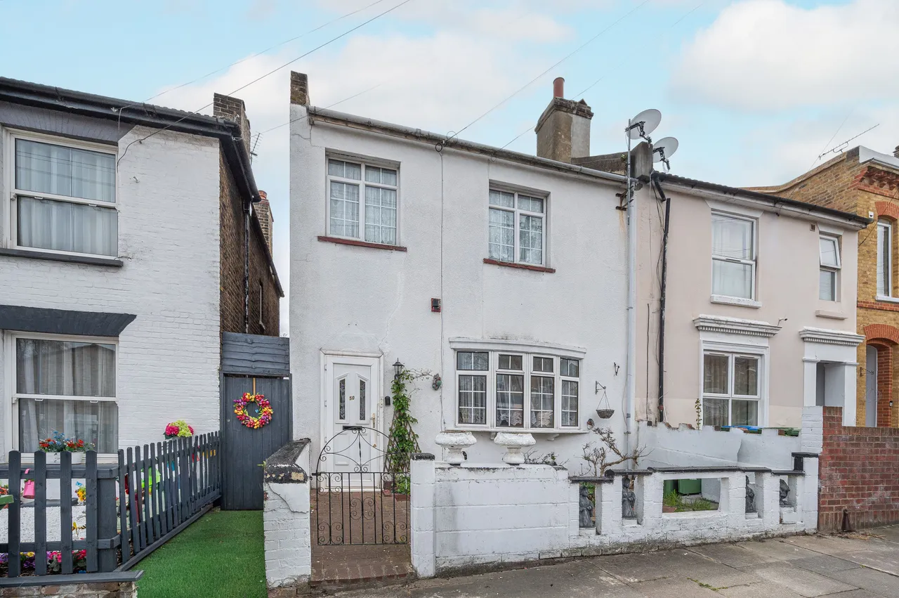 4 bed house for sale — 50 Llanover Road, London