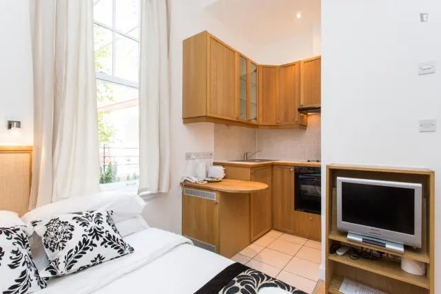 Fulham Palace Road, Hammersmith, W6, photo 2