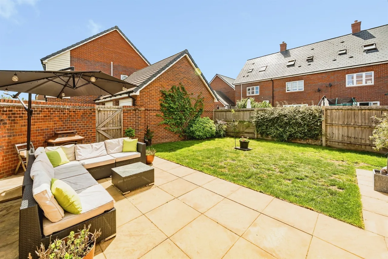 Farleigh Drive, Berryfields, HP18, photo 4