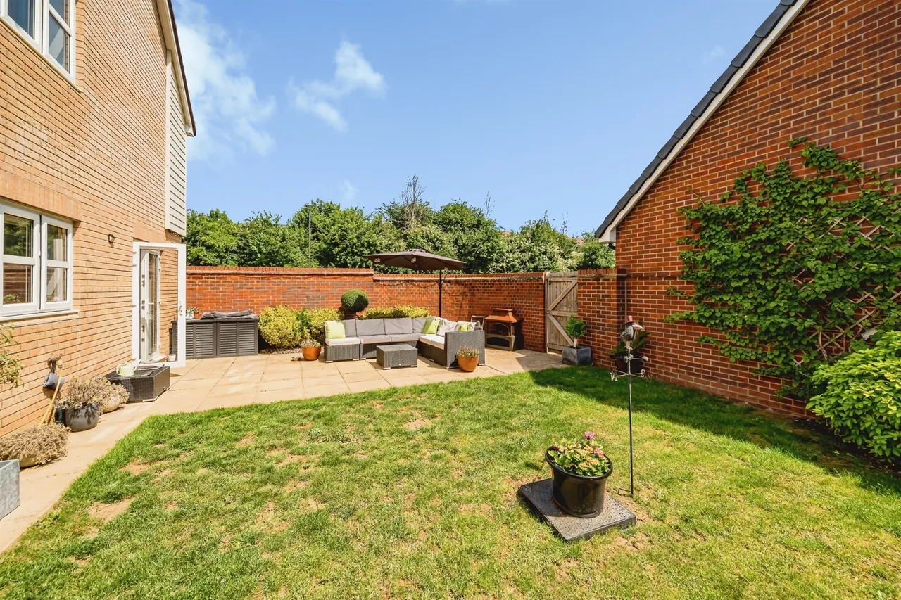 Farleigh Drive, Berryfields, HP18, photo 16