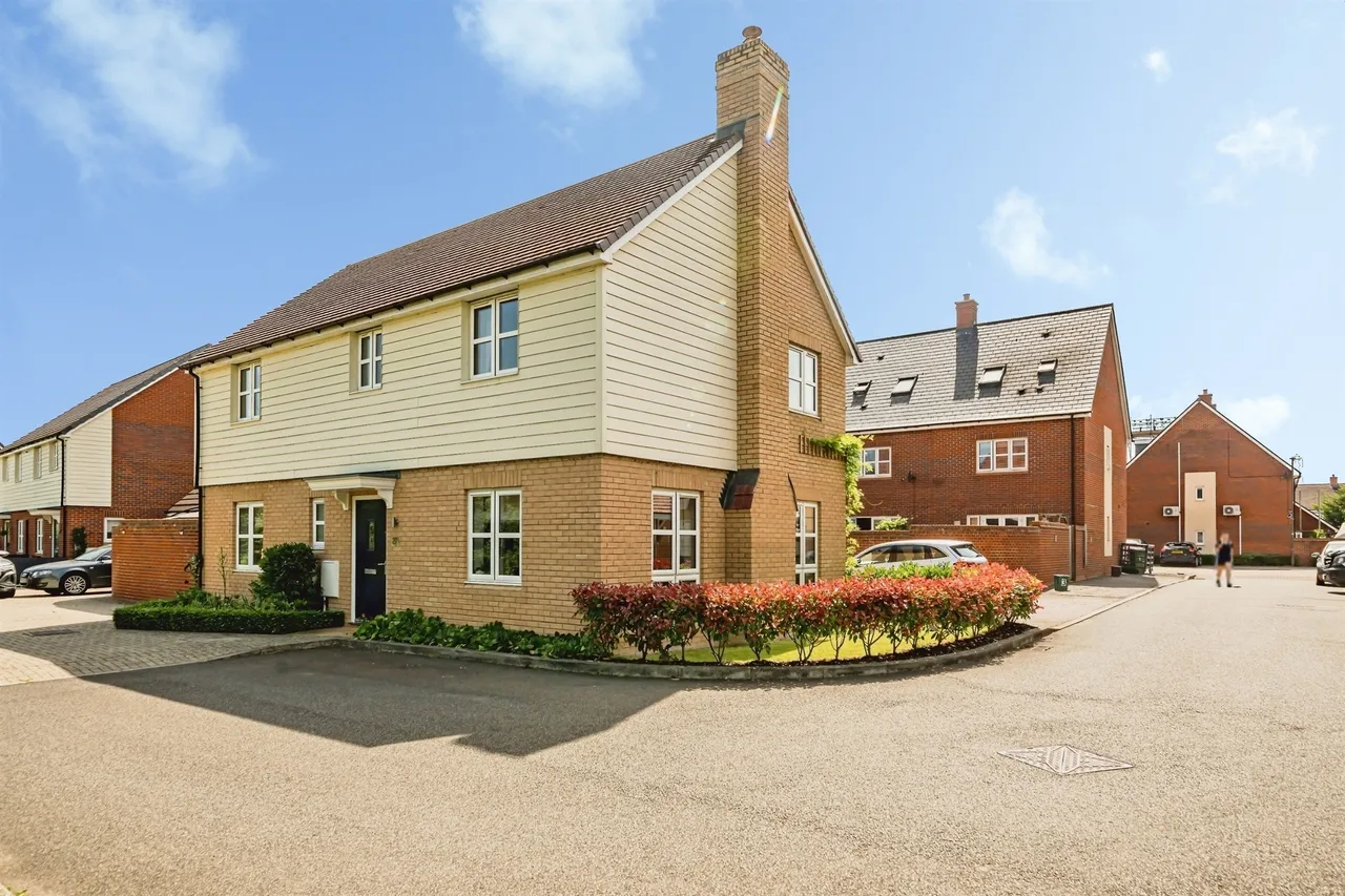 4 bed house for sale, Farleigh Drive, Berryfields, HP18