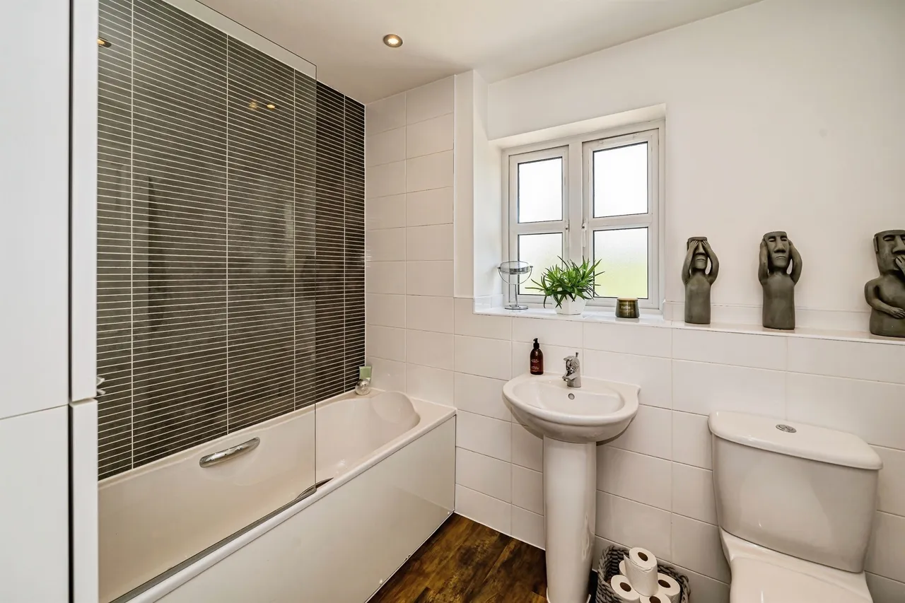 Farleigh Drive, Berryfields, HP18, photo 15