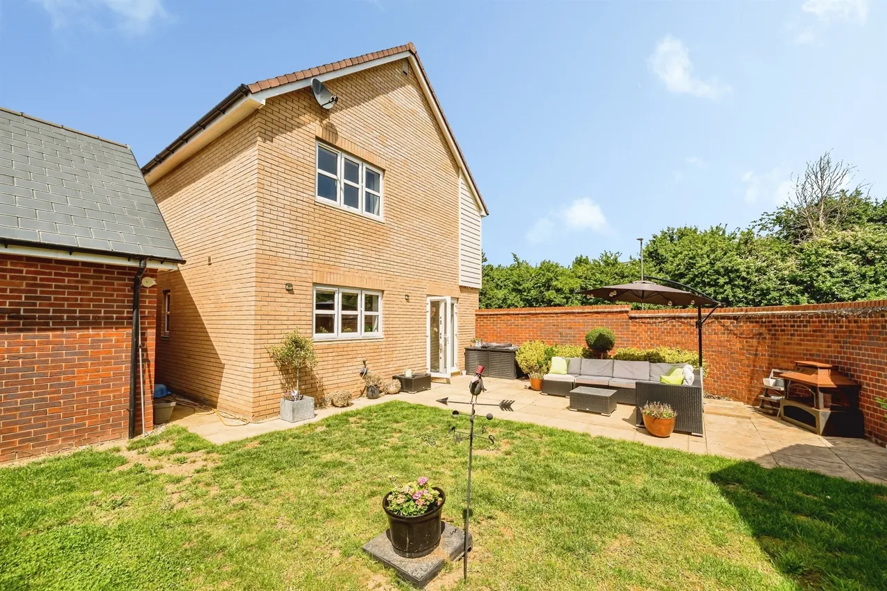 Farleigh Drive, Berryfields, HP18, photo 17