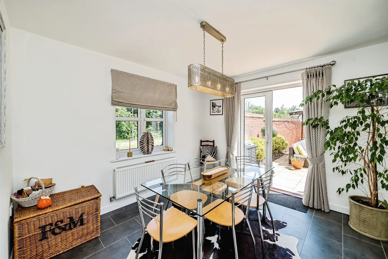 Farleigh Drive, Berryfields, HP18, photo 8