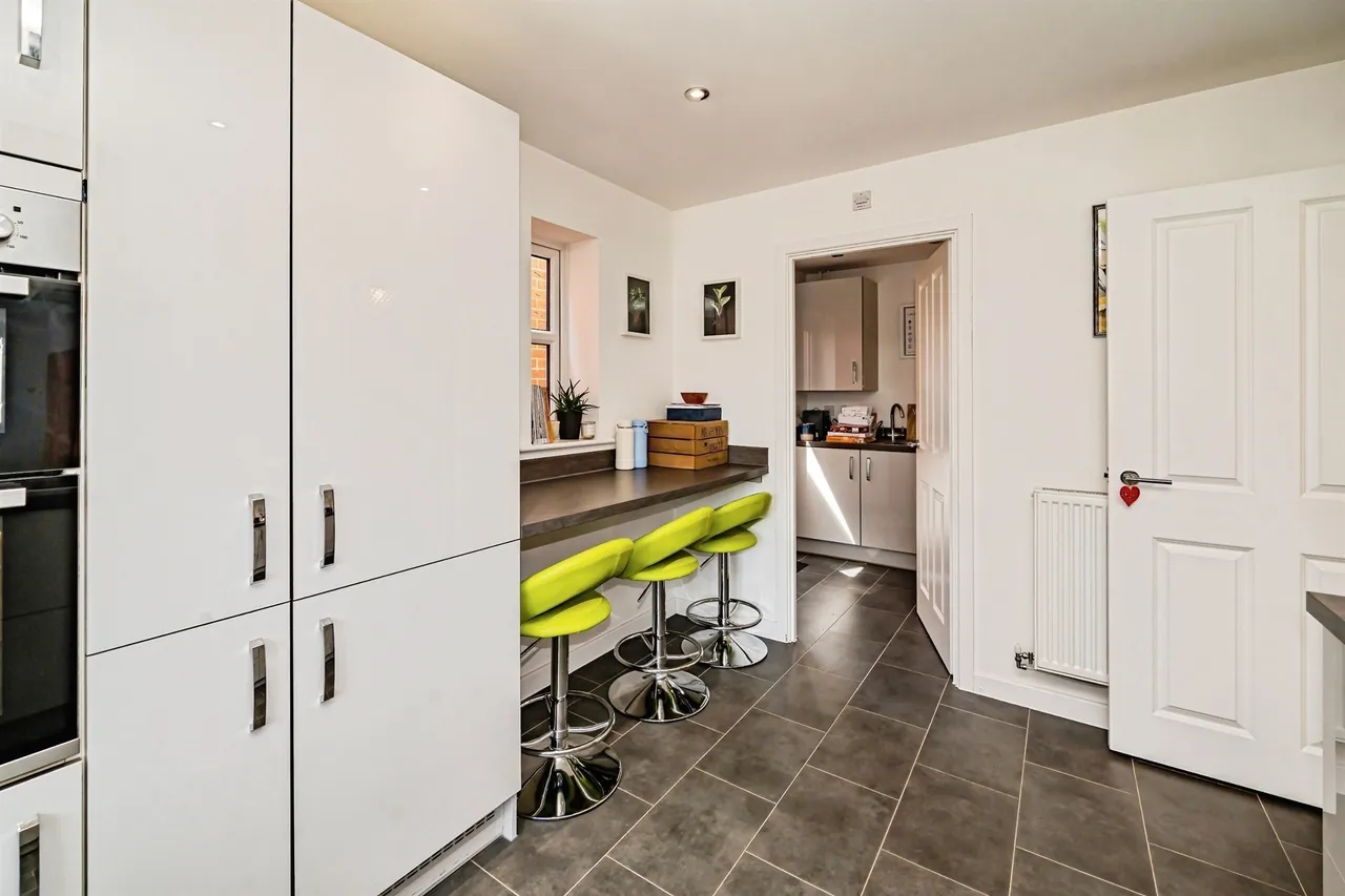 Farleigh Drive, Berryfields, HP18, photo 9