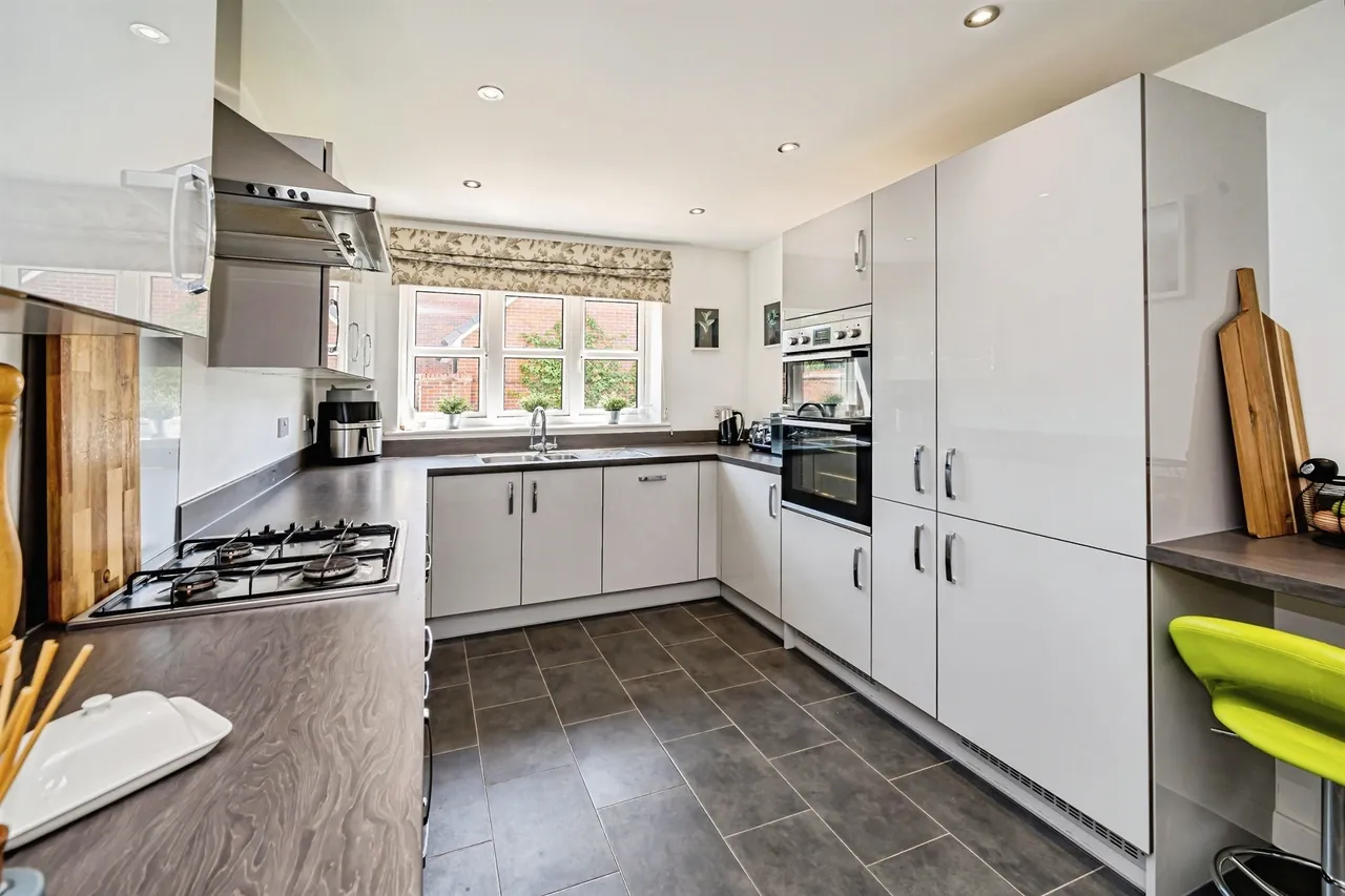 Farleigh Drive, Berryfields, HP18, photo 3
