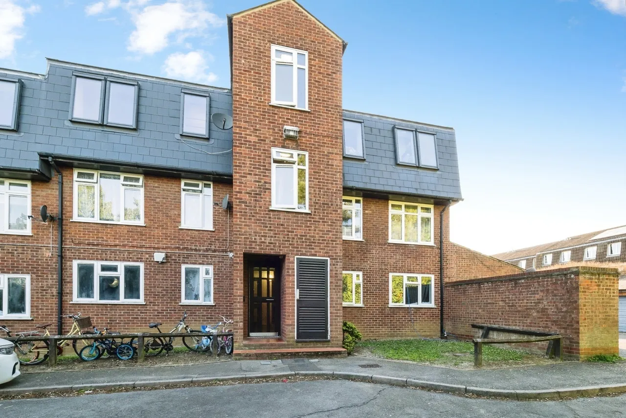 2 bed flat for sale — Limes Avenue, Chigwell, Essex, IG7