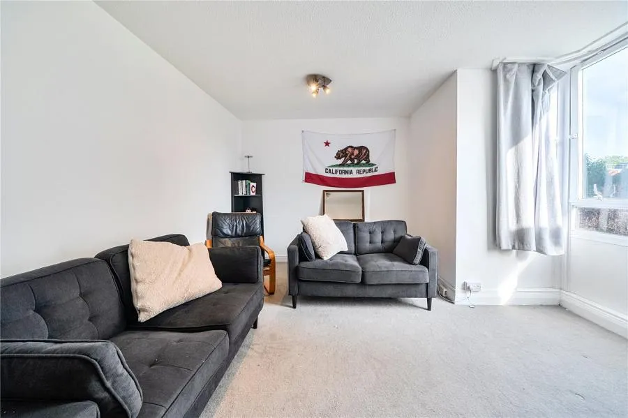 2 bed flat for sale, Bramlands Close, London, SW11