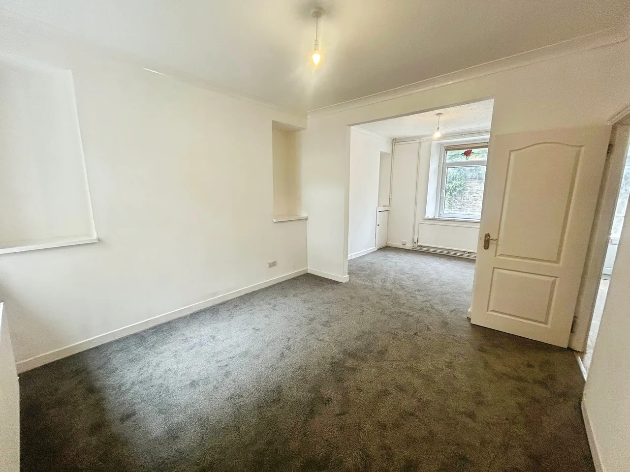 King Street, Neath, SA11, photo 2
