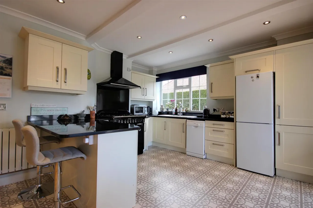 New Village Road, Little Weighton, photo 19
