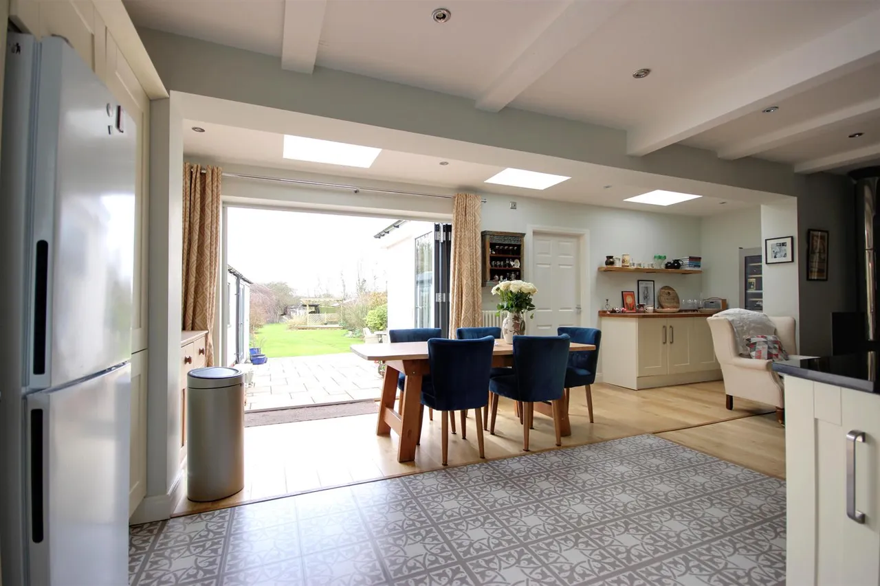 New Village Road, Little Weighton, photo 32