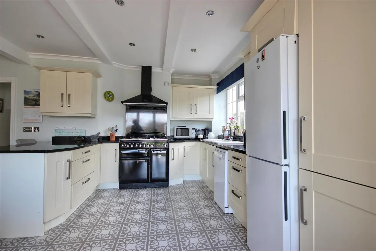 New Village Road, Little Weighton, photo 17