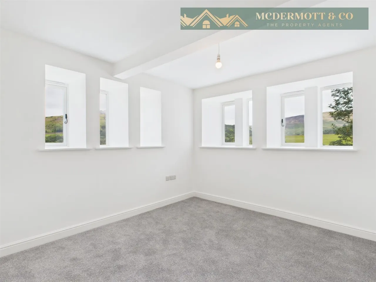 Bradburys Lane, Greenfield, OL3, photo 23