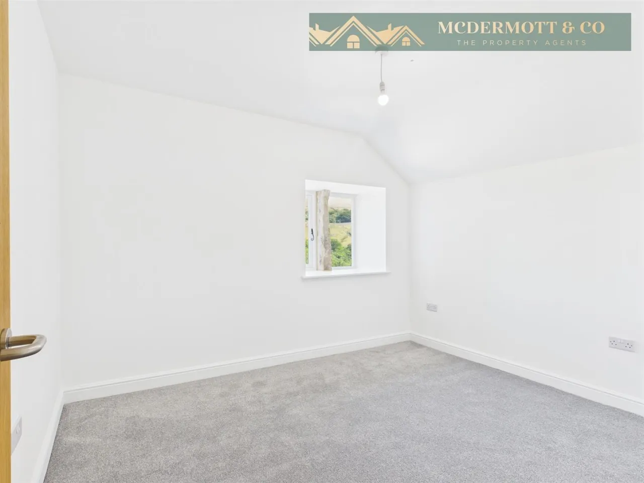 Bradburys Lane, Greenfield, OL3, photo 10