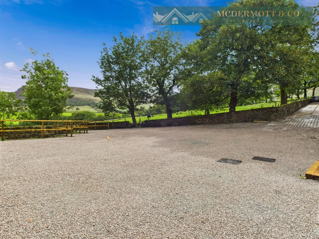 Bradburys Lane, Greenfield, OL3, photo 43