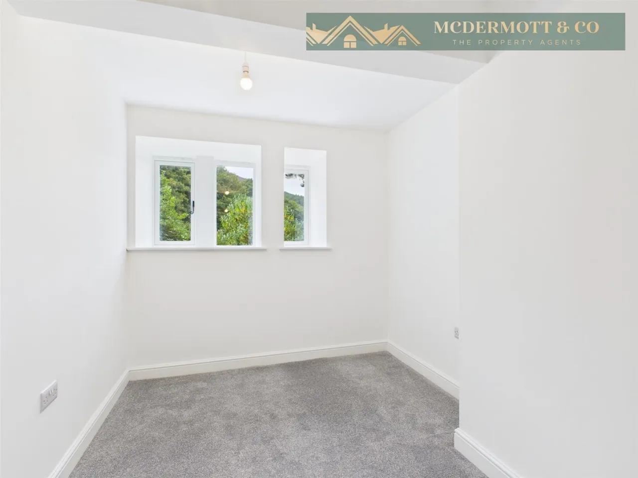 Bradburys Lane, Greenfield, OL3, photo 36