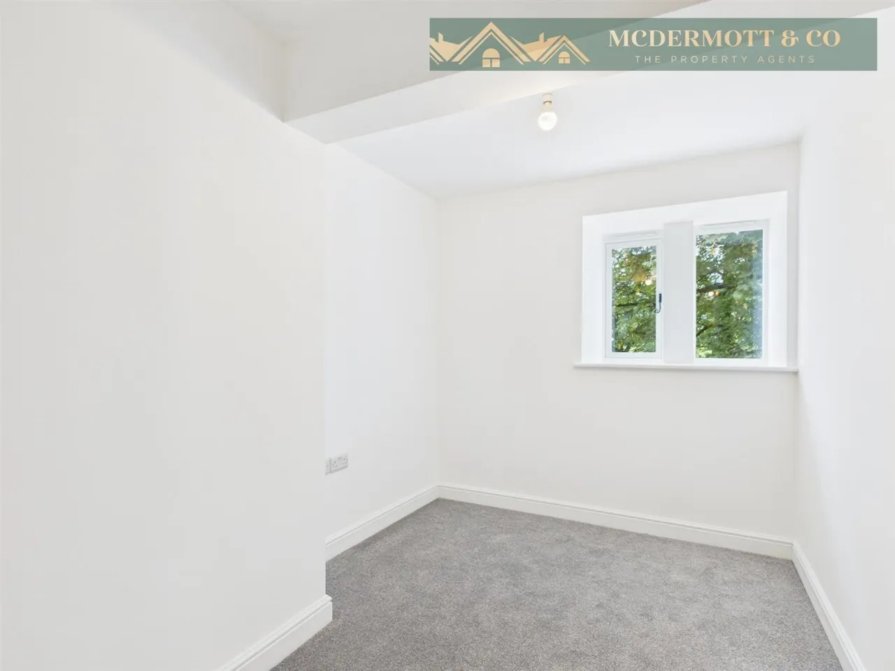 Bradburys Lane, Greenfield, OL3, photo 18