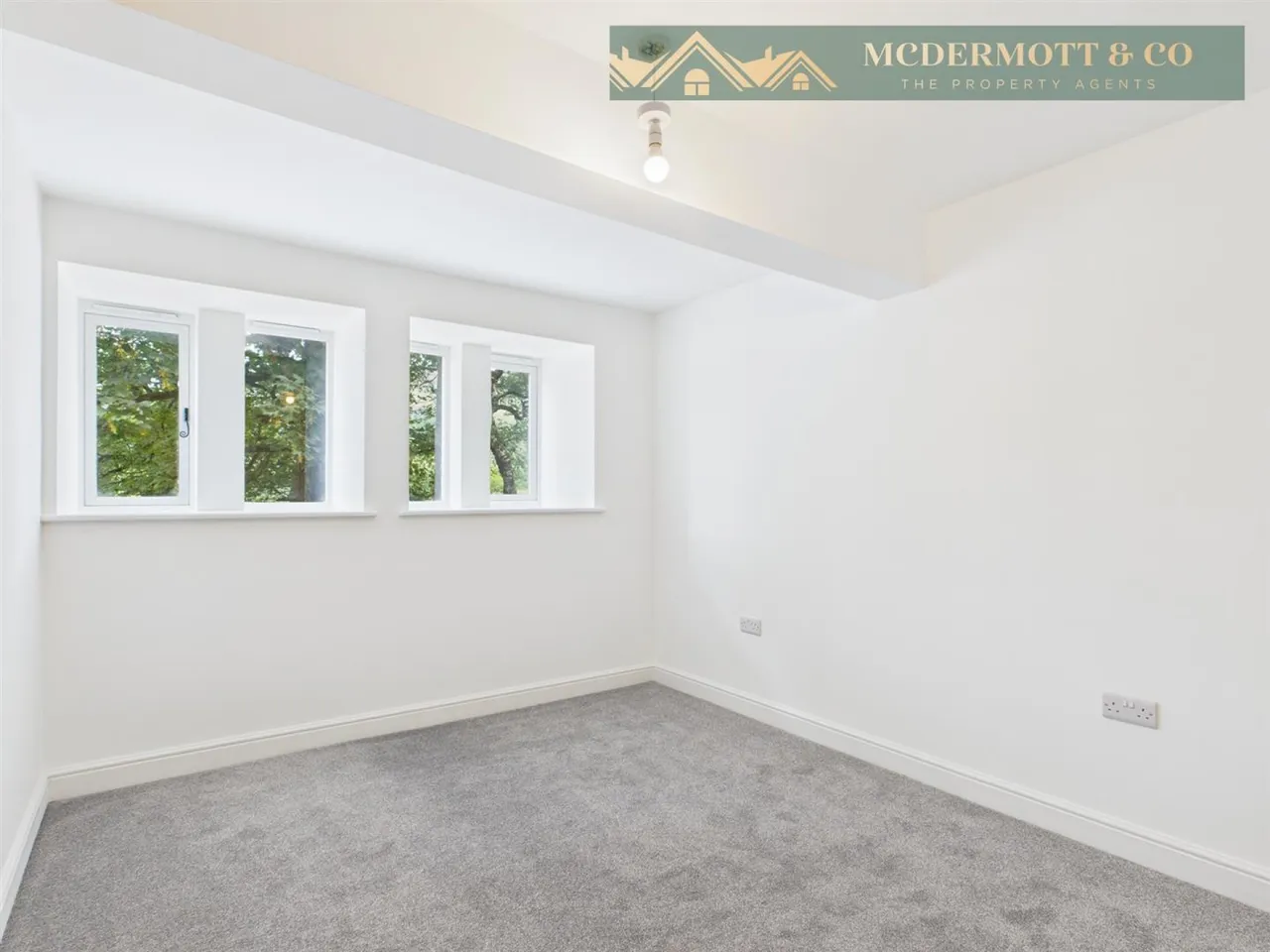 Bradburys Lane, Greenfield, OL3, photo 17