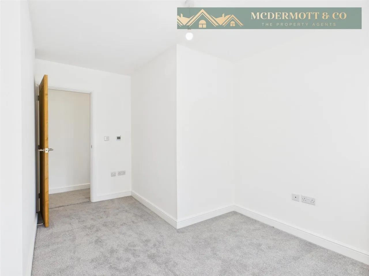 Bradburys Lane, Greenfield, OL3, photo 9
