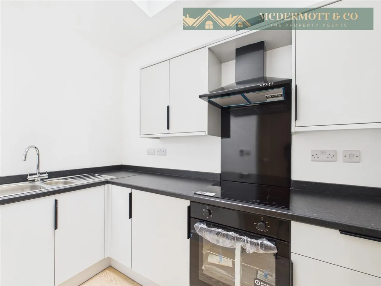 Bradburys Lane, Greenfield, OL3, photo 14