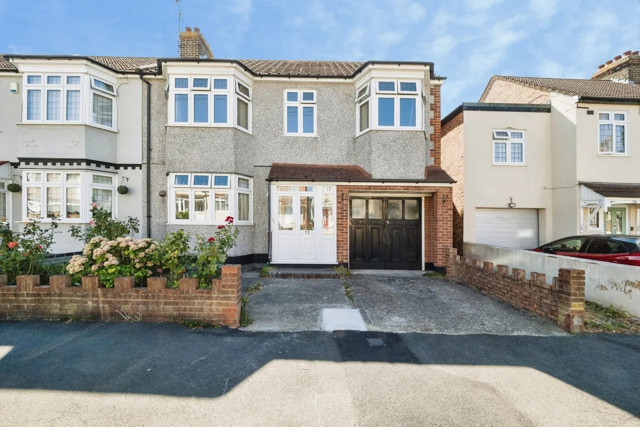 3 bed house for sale — Globe Road, Hornchurch, RM11