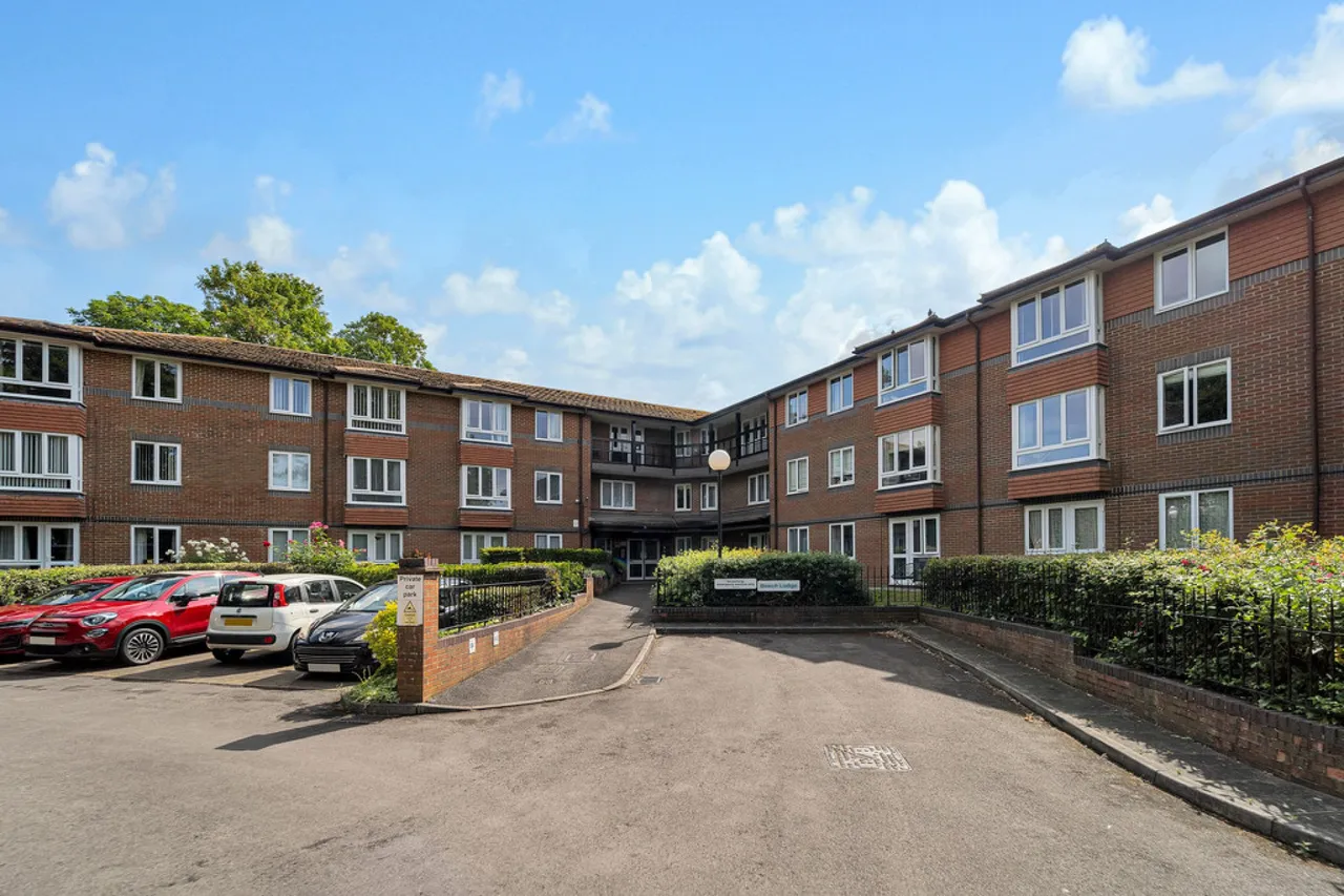 1 bed flat for sale, Farm Close, Staines-upon-Thames, TW18