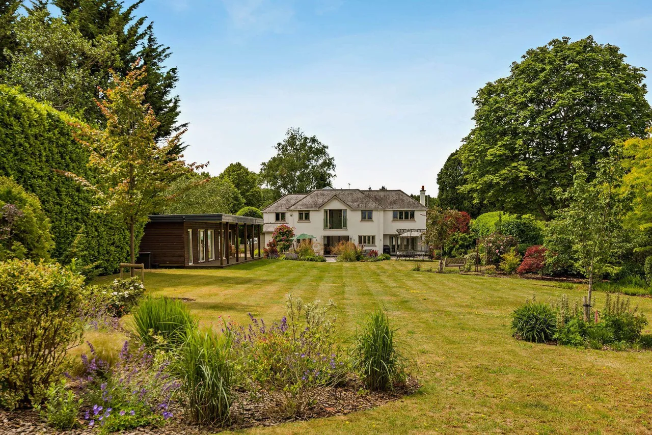 The Avenue, Chobham, GU24, photo 3