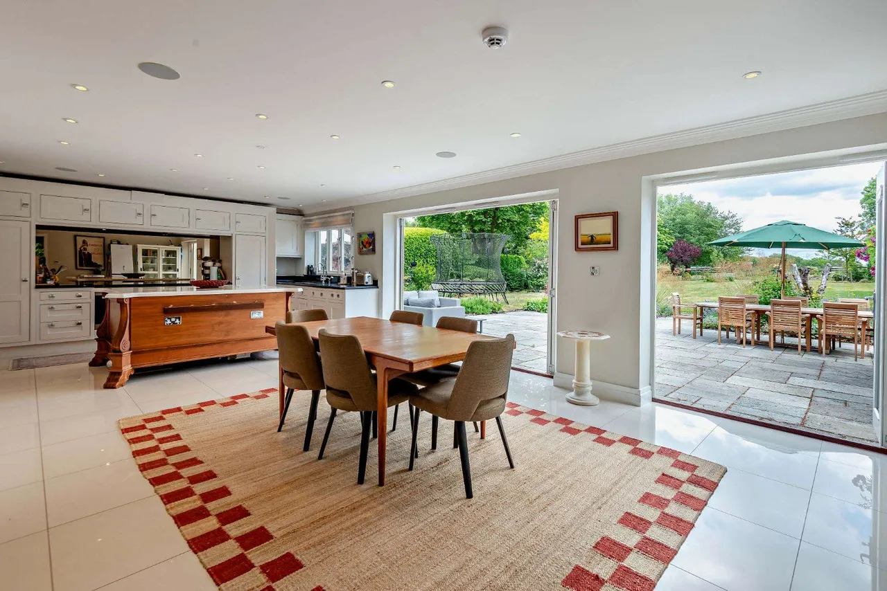 The Avenue, Chobham, GU24, photo 4