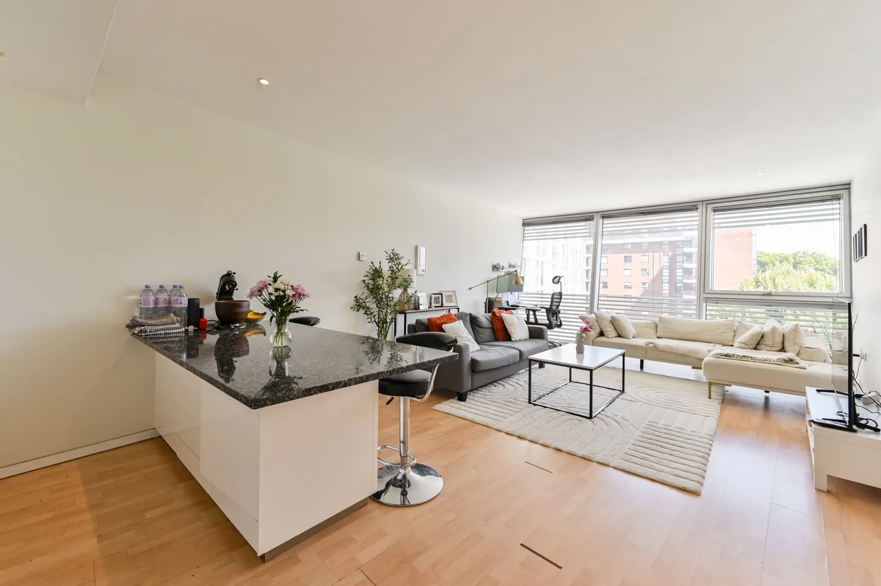 1 bed flat to rent — D42 Albion Riverside Building, 8 Hester Road, London