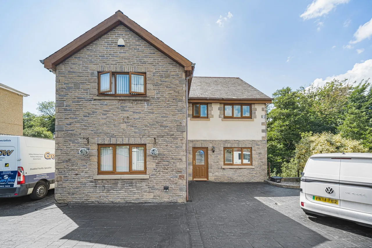 6 bed house for sale, Gelligron Road, Pontardawe, SA8