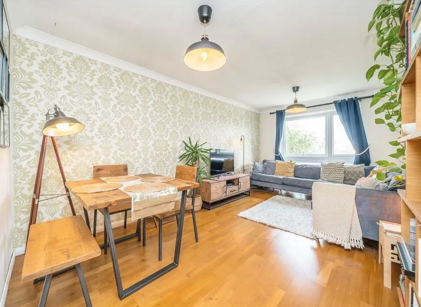 3 bed flat for sale — Harewood Road, Colliers Wood, SW19
