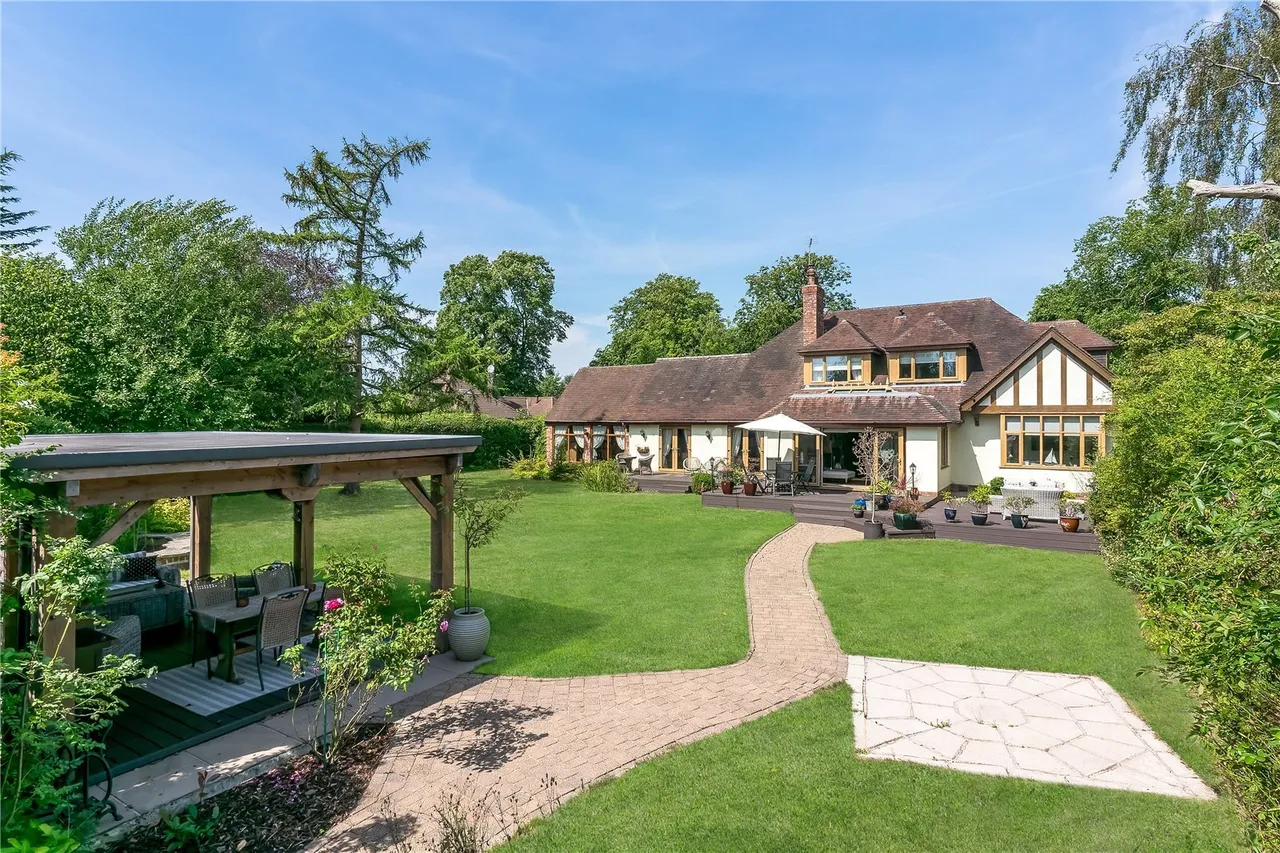 Hollin Lane, Styal, SK9, photo 3