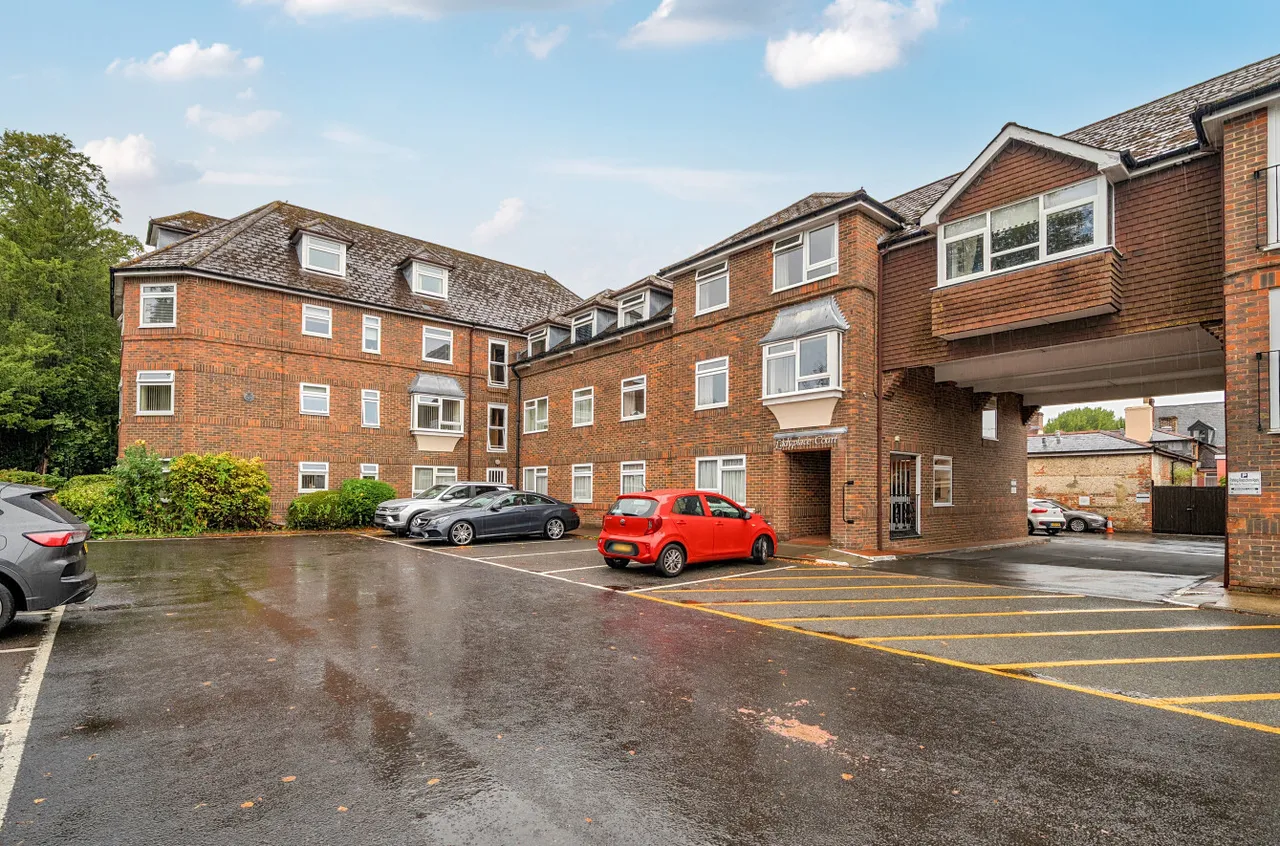 3 bed flat for sale, Market Square, Alton, GU34