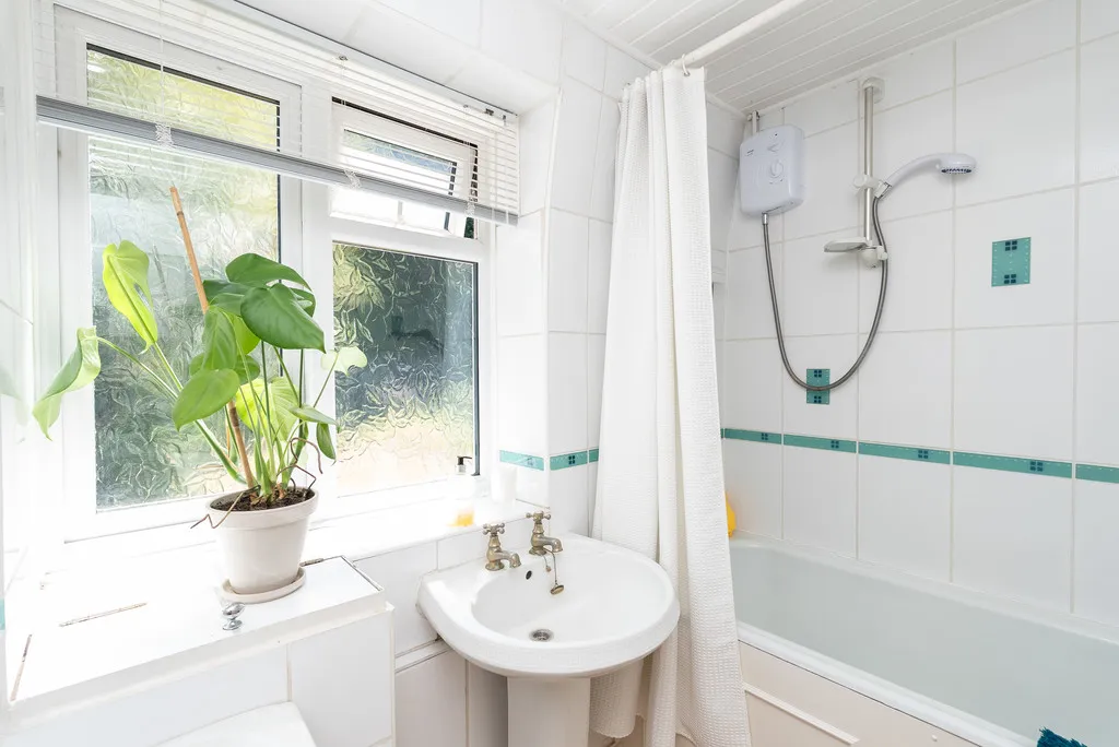 Springfield Road, Westcott, RH4, photo 12